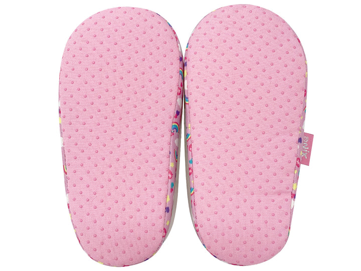 Pantuflas blancas para niña con diseño de unicornio y detalles de arcoíris.