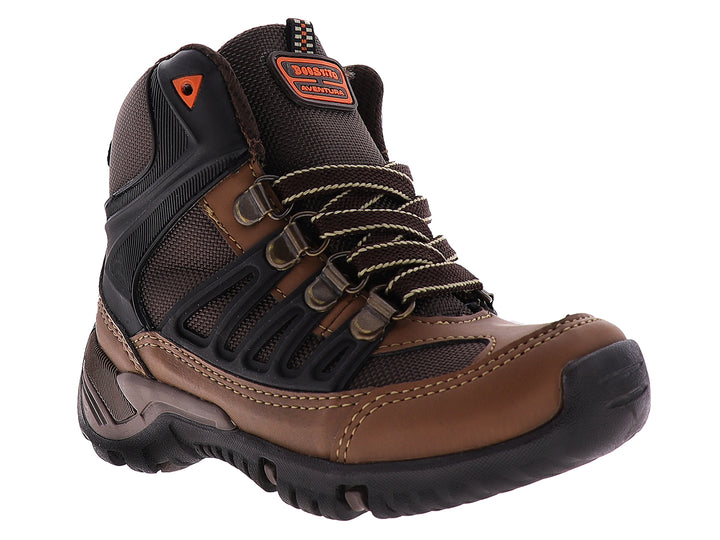 Botas BOOST 546 para niño en color marrón y negro con detalles naranjas y suela resistente.