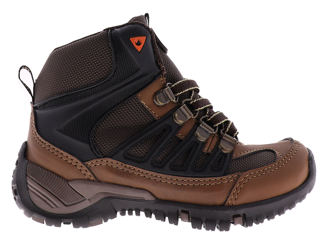 Botas BOOST 546 para niño en color marrón y negro con detalles naranjas y suela resistente.