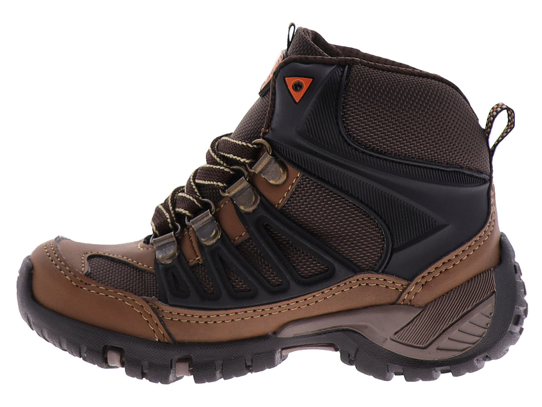 Botas BOOST 546 para niño en color marrón y negro con detalles naranjas y suela resistente.