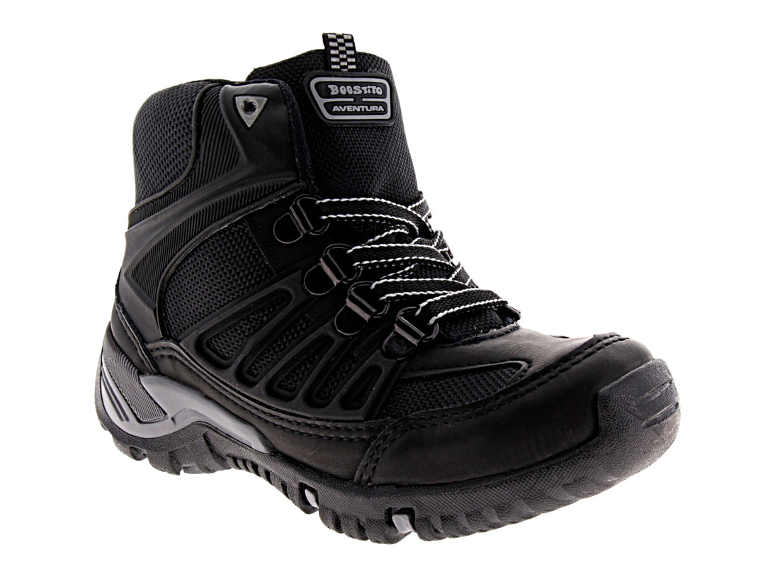 Botas negras BOOST 546 para niño con detalles en gris y cordones blancos.