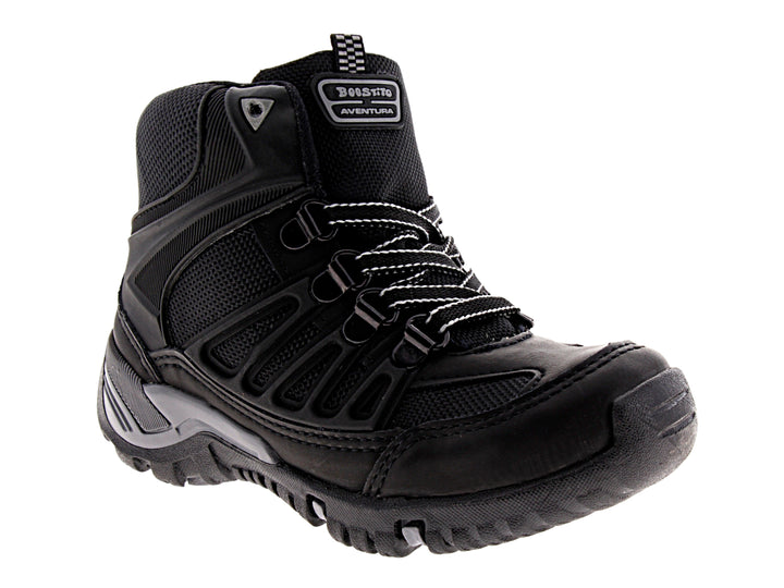 Botas negras BOOST 546 para niño con detalles en gris y cordones blancos.