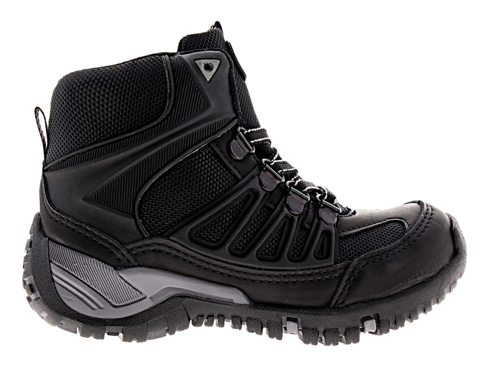 Botas negras BOOST 546 para niño con detalles en gris y cordones blancos.