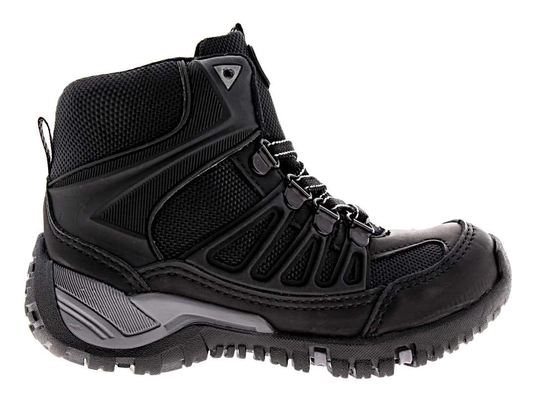 Botas negras BOOST 546 para niño con detalles en gris y cordones blancos.