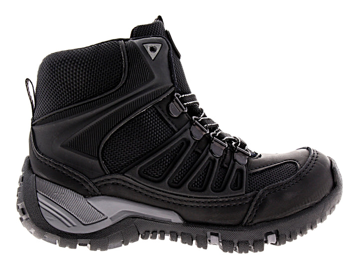 Botas negras BOOST 546 para niño con detalles en gris y cordones blancos.
