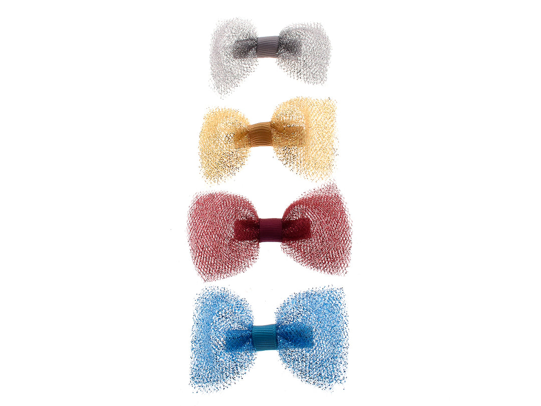 Set de cuatro moños para el cabello en colores plata, dorado, rojo y azul con textura de malla brillante.