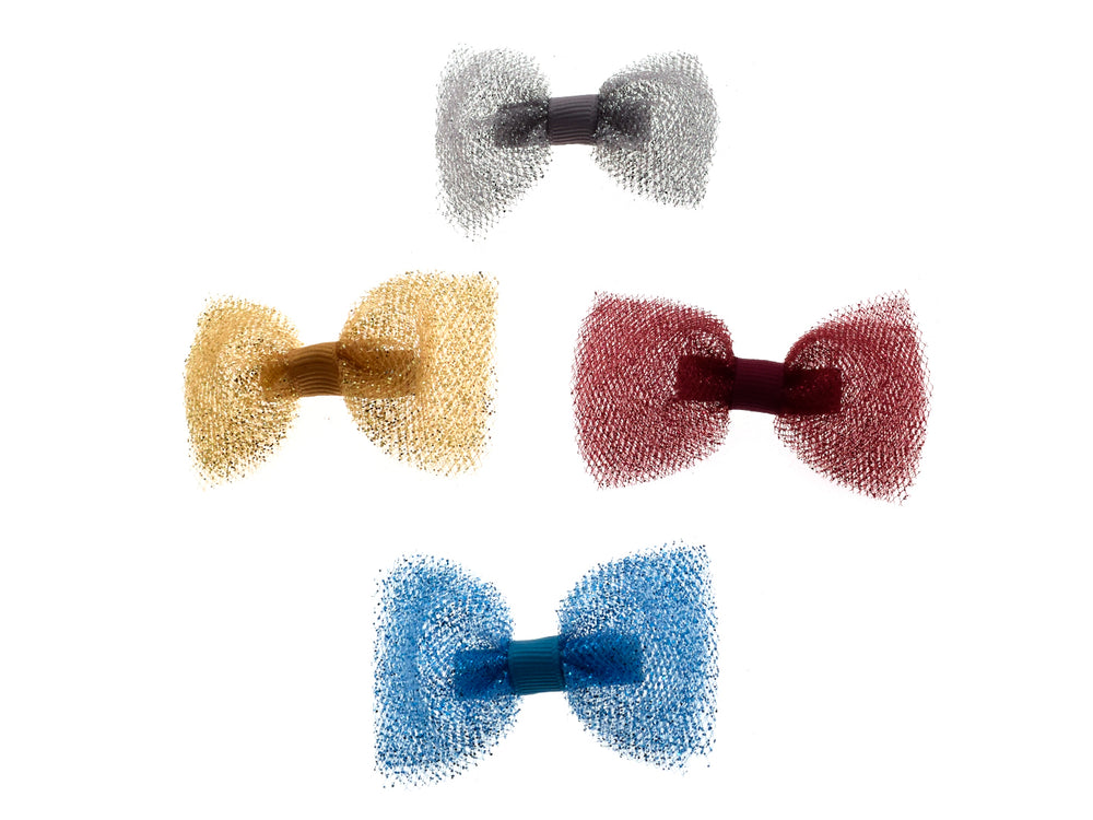Set de cuatro moños para el cabello en colores plata, dorado, rojo y azul con textura de malla brillante.
