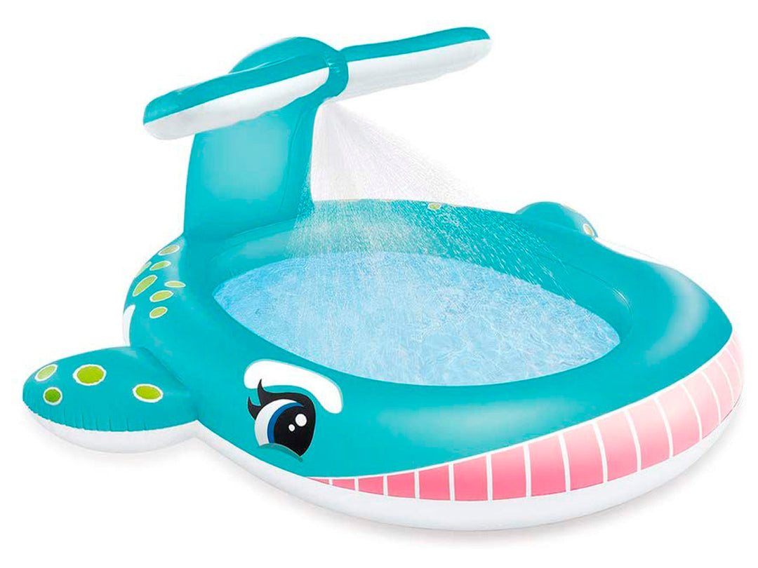 Alberca inflable con forma de ballena azul con aspersor de agua y detalles en rosa y blanco.