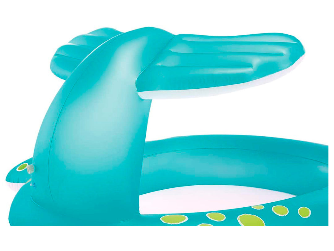 Alberca inflable con forma de ballena azul con aspersor de agua y detalles en rosa y blanco.