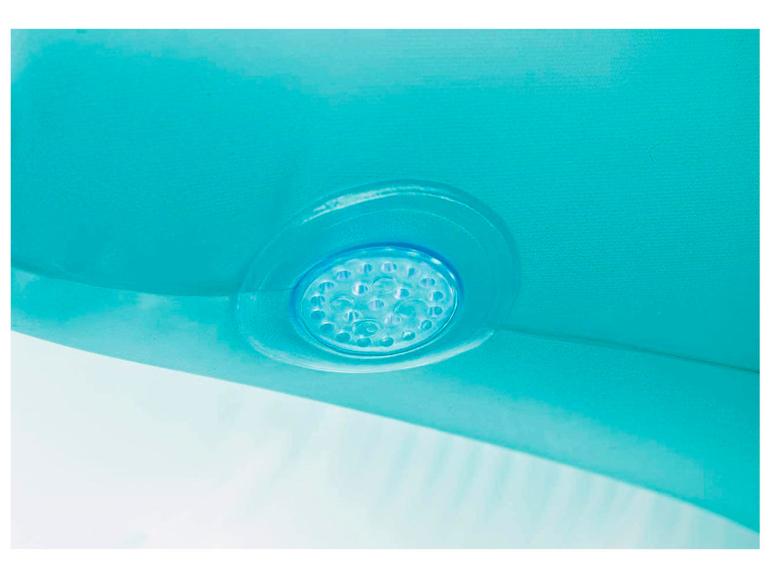 Alberca inflable con forma de ballena azul con aspersor de agua y detalles en rosa y blanco.