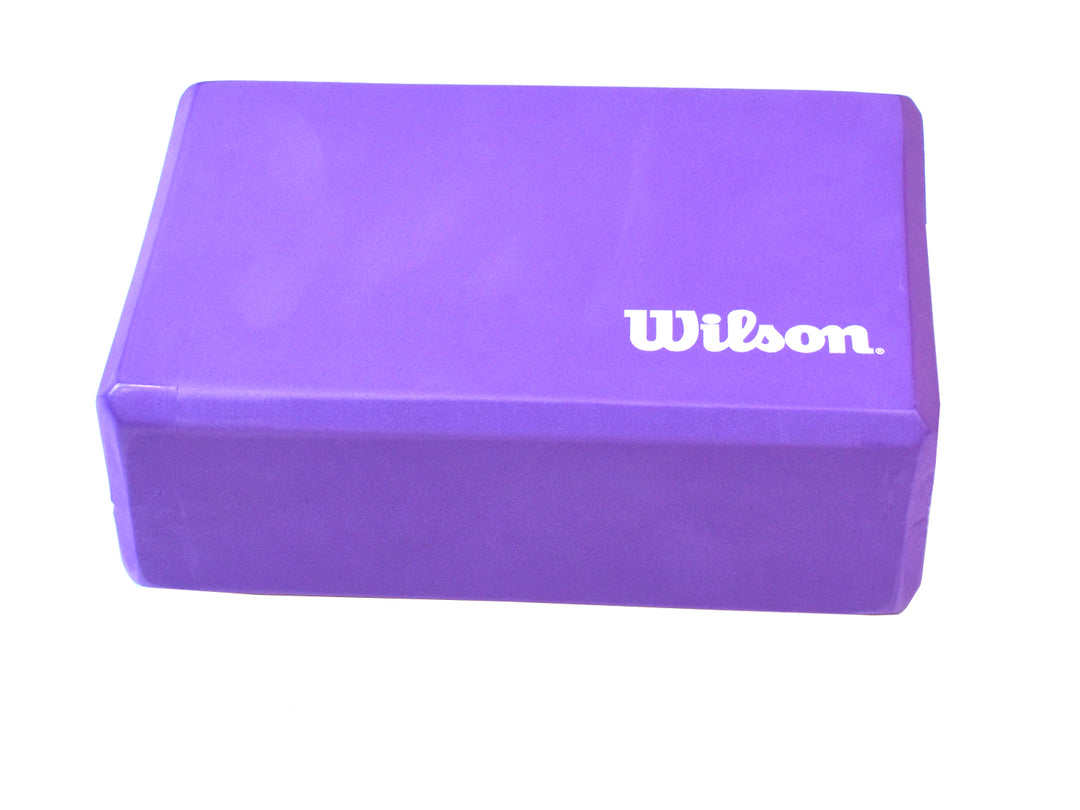 Bloque de yoga color morado de la marca Wilson con logotipo blanco.