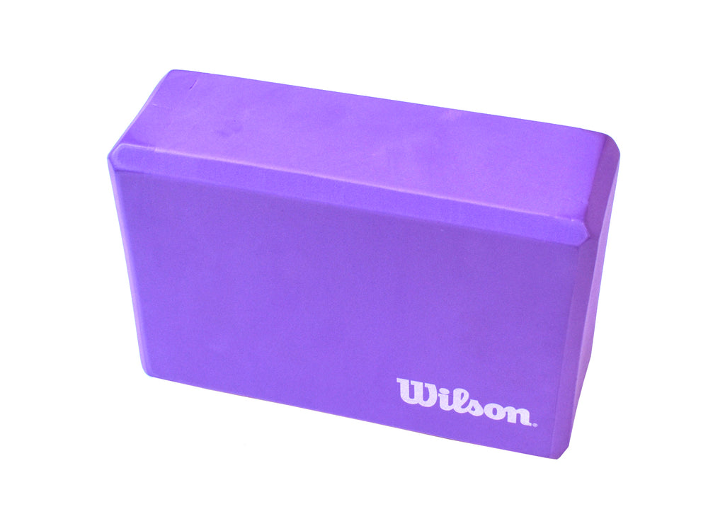 Bloque de yoga color morado de la marca Wilson con logotipo blanco.