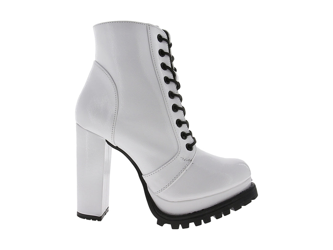 Bota blanca de charol con tacón grueso, cordones negros y suela track negra.