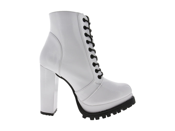 Bota blanca de charol con tacón grueso, cordones negros y suela track negra.