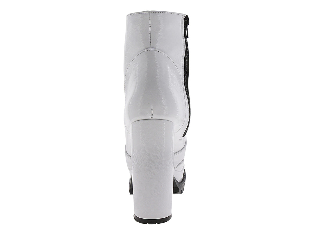 Bota blanca de charol con tacón grueso, cordones negros y suela track negra.