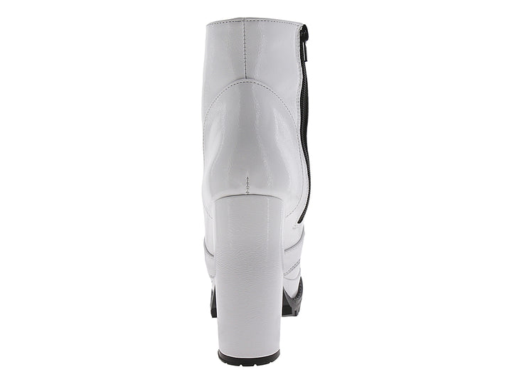 Bota blanca de charol con tacón grueso, cordones negros y suela track negra.