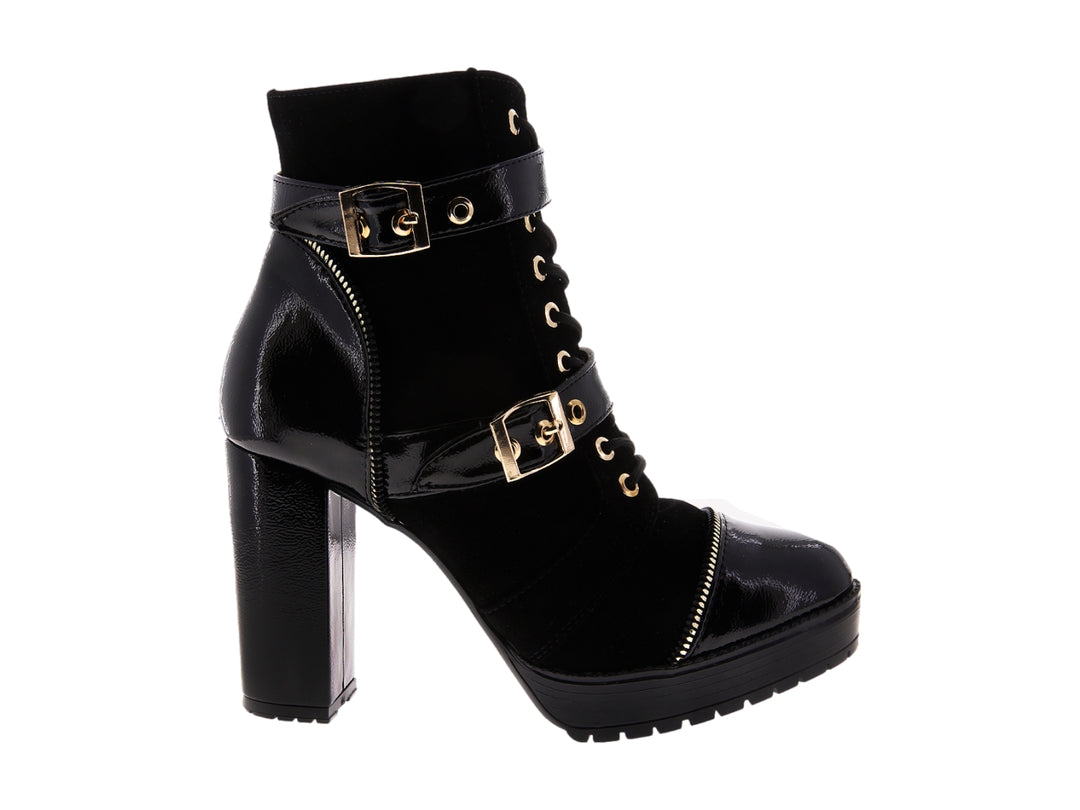 Botines negros de tacón alto y plataforma con detalles en charol, gamuza y hebillas doradas.