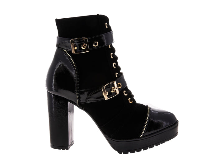 Botines negros de tacón alto y plataforma con detalles en charol, gamuza y hebillas doradas.