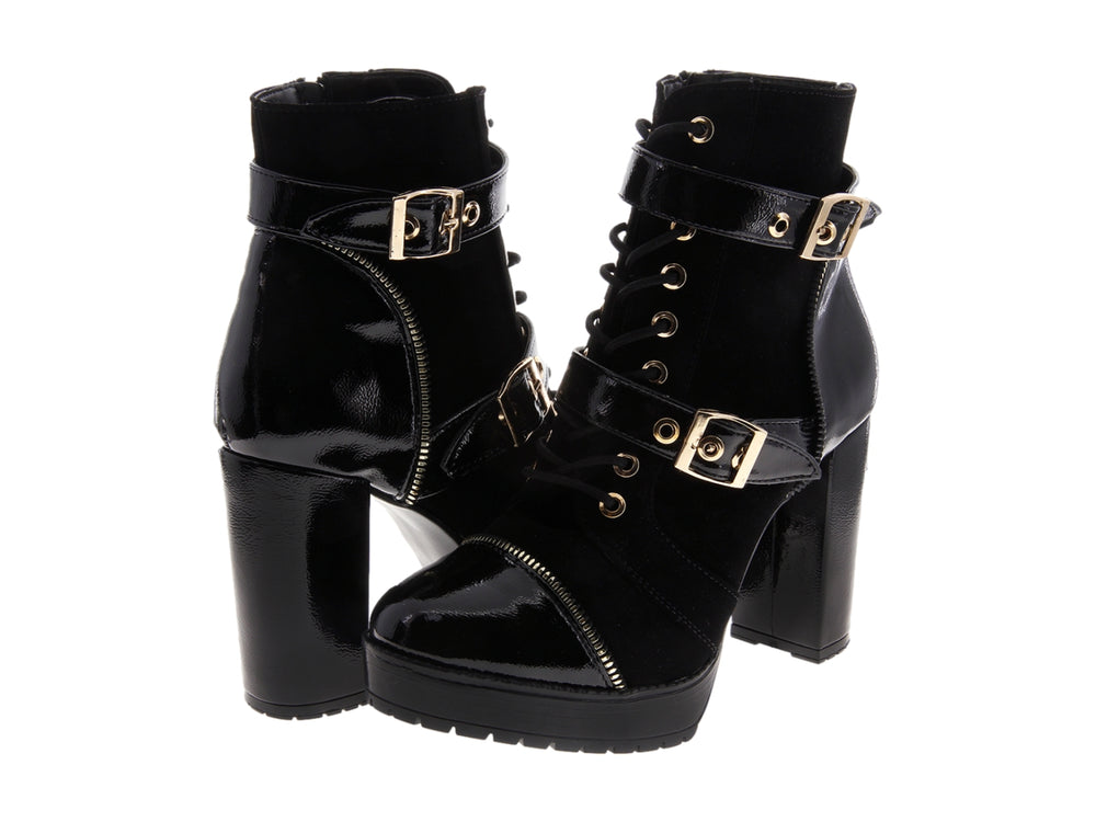 Botines negros de tacón alto y plataforma con detalles en charol, gamuza y hebillas doradas.