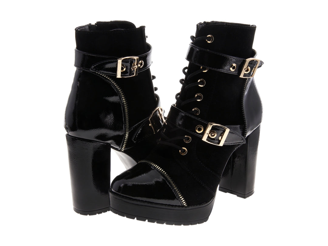 Botines negros de tacón alto y plataforma con detalles en charol, gamuza y hebillas doradas.