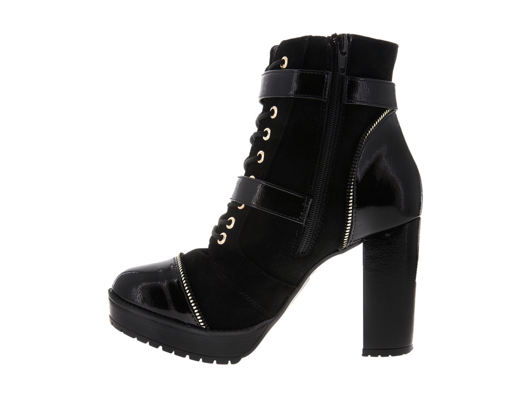 Botines negros de tacón alto y plataforma con detalles en charol, gamuza y hebillas doradas.