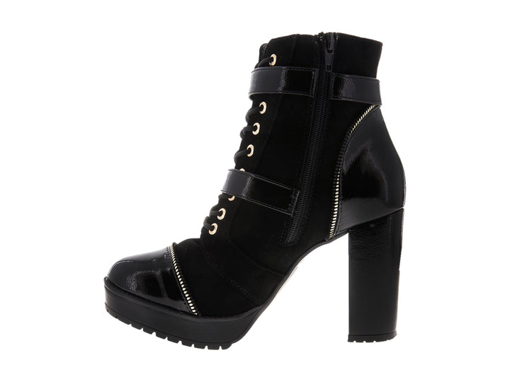 Botines negros de tacón alto y plataforma con detalles en charol, gamuza y hebillas doradas.