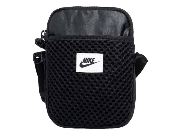 Bolsa de hombro Nike color negro con panel frontal de malla y logotipo blanco central.