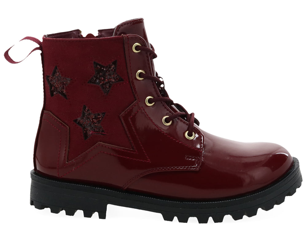 Botas rojas de charol con detalles de estrellas y suela negra track.