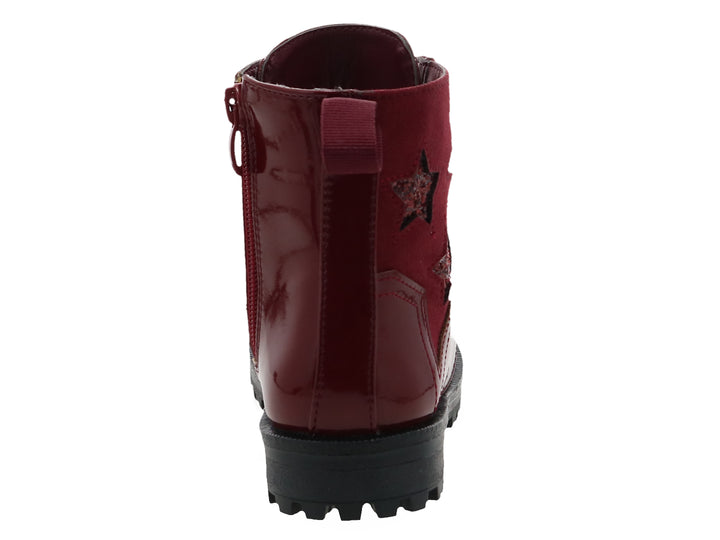 Botas rojas de charol con detalles de estrellas y suela negra track.