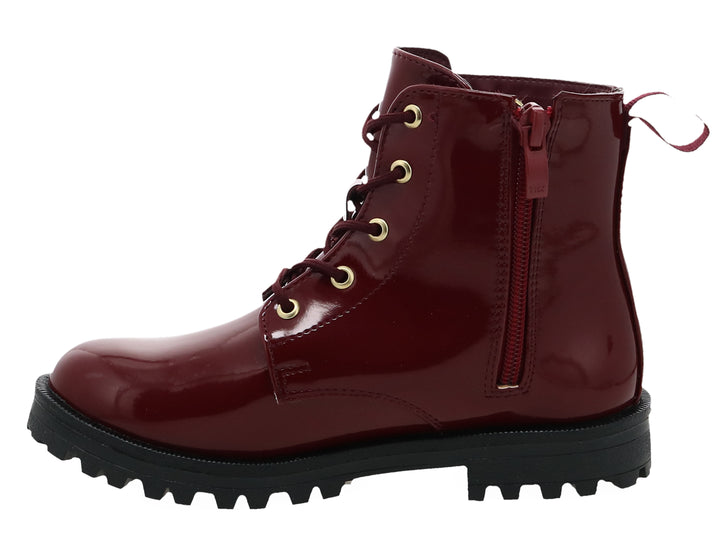 Botas rojas de charol con detalles de estrellas y suela negra track.