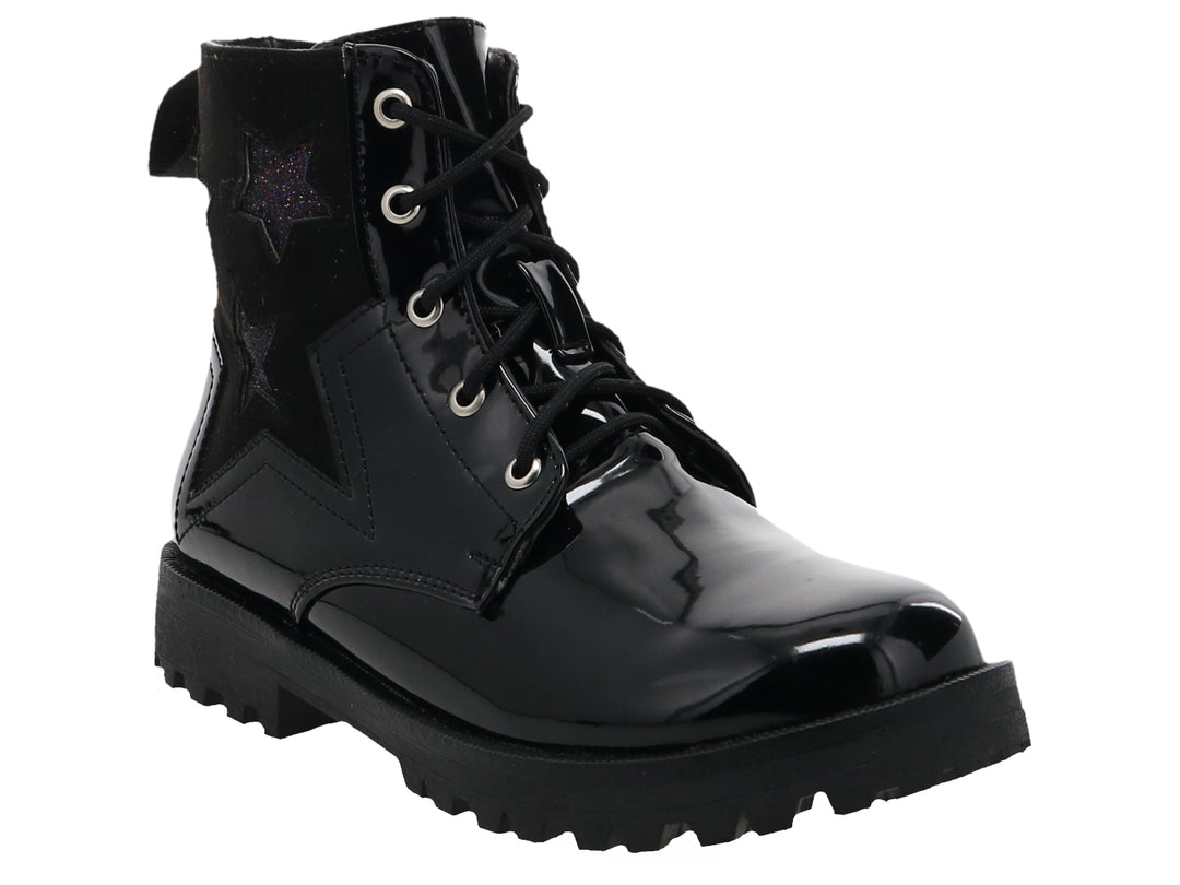 Bota negra de charol con agujetas, suela track y detalles de estrellas brillantes.