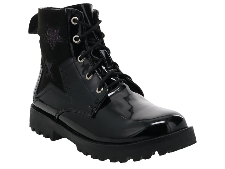 Bota negra de charol con agujetas, suela track y detalles de estrellas brillantes.