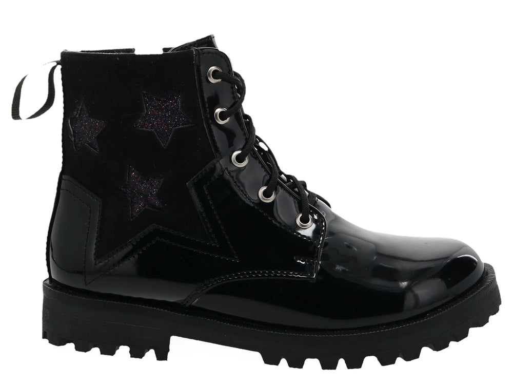 Bota negra de charol con agujetas, suela track y detalles de estrellas brillantes.