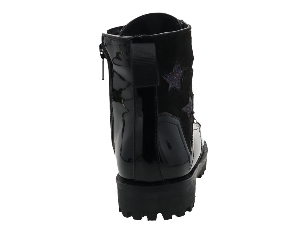 Bota negra de charol con agujetas, suela track y detalles de estrellas brillantes.