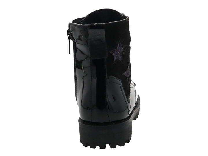 Bota negra de charol con agujetas, suela track y detalles de estrellas brillantes.