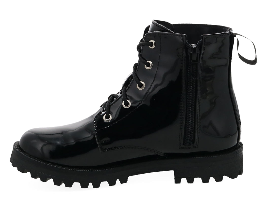 Bota negra de charol con agujetas, suela track y detalles de estrellas brillantes.