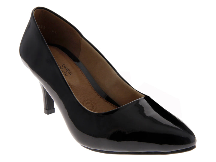 Zapato de tacón negro brillante para mujer estilo clásico.