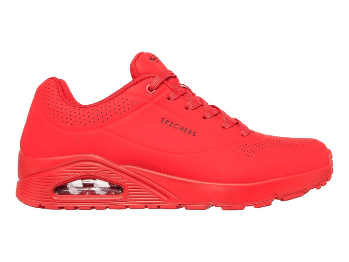 Tenis deportivos Skechers color rojo con cámara de aire visible en el talón.