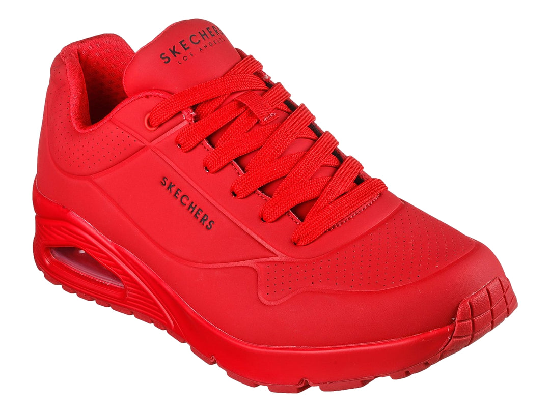 Tenis deportivos Skechers color rojo con cámara de aire visible en el talón.