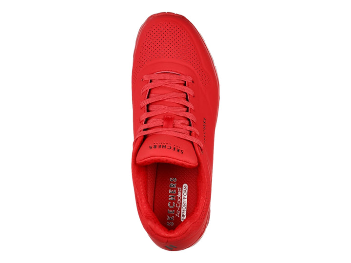 Tenis deportivos Skechers color rojo con cámara de aire visible en el talón.
