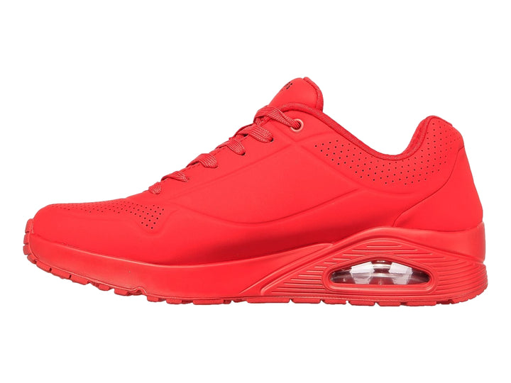 Tenis deportivos Skechers color rojo con cámara de aire visible en el talón.
