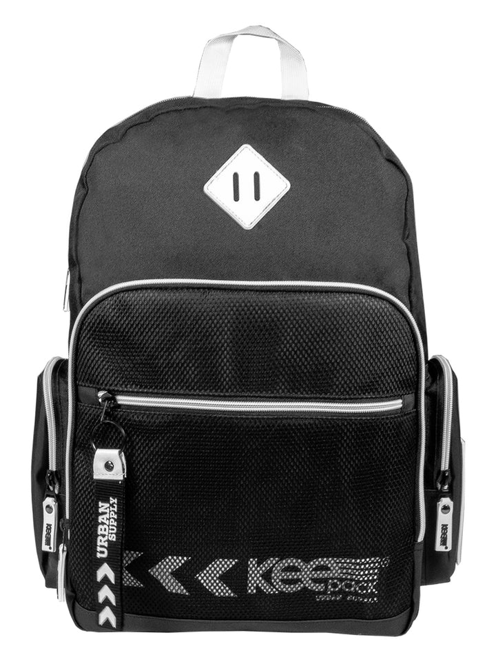 Mochila escolar color negro con detalles en gris y blanco, marca KeePack.