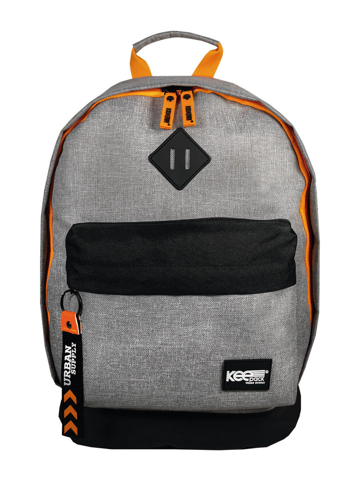 Mochila escolar color gris con detalles en negro y naranja, diseño casual para niño.