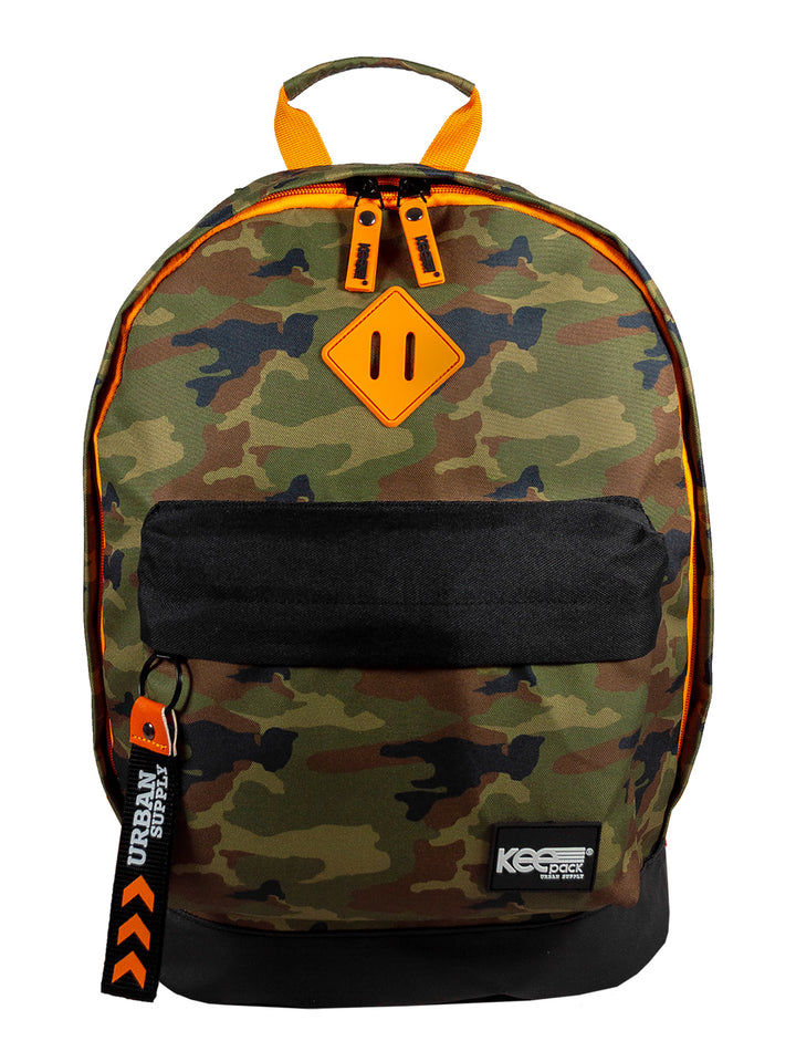 Mochila escolar para niño con estampado de camuflaje verde y café, detalles en color naranja y base negra.