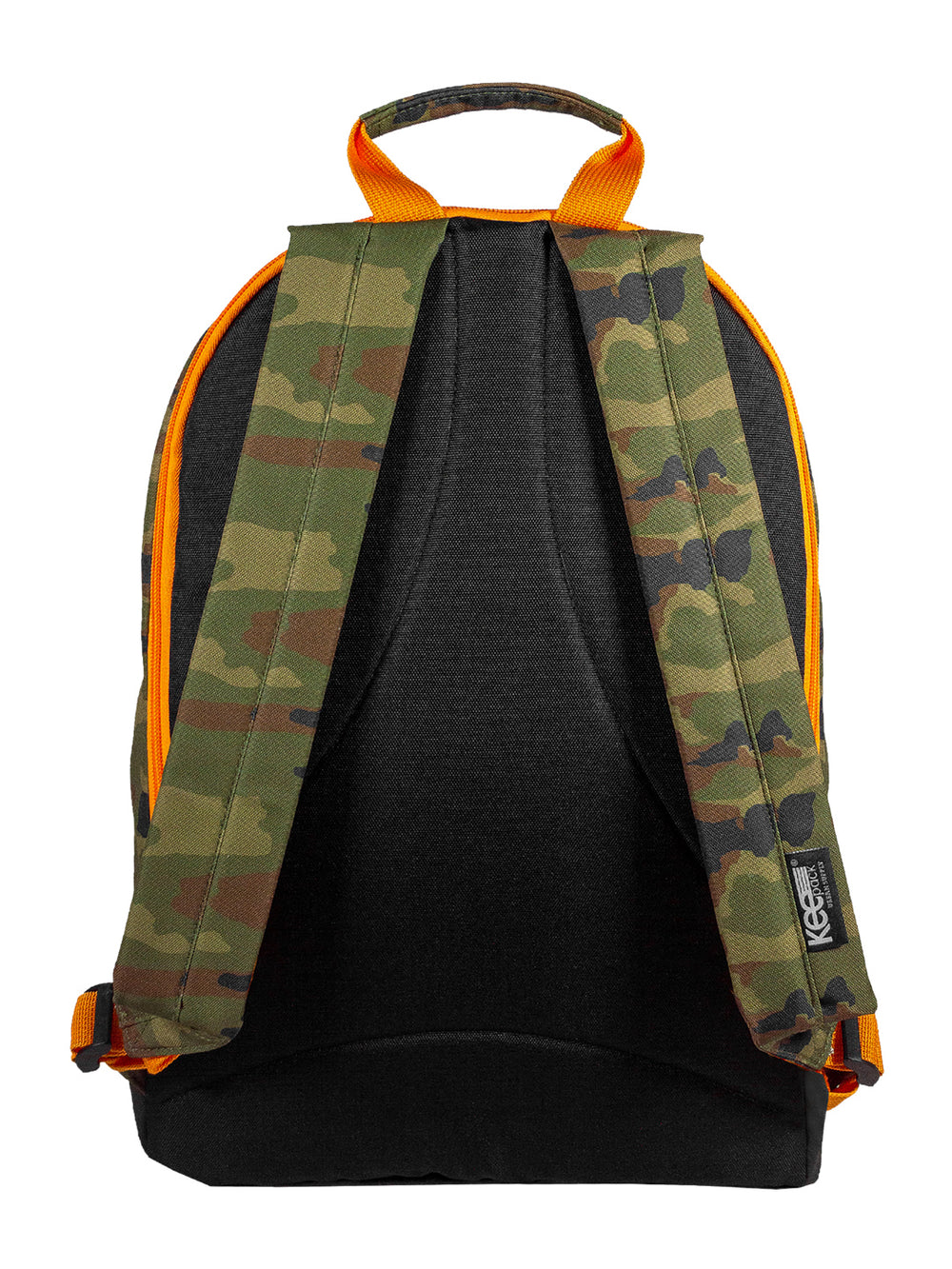 Mochila escolar para niño con estampado de camuflaje verde y café, detalles en color naranja y base negra.
