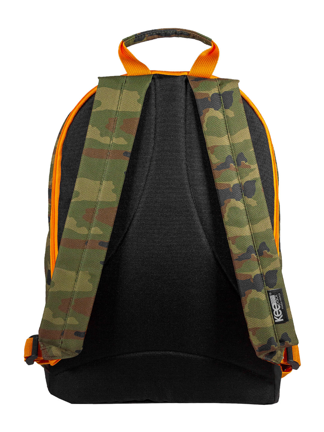 Mochila escolar para niño con estampado de camuflaje verde y café, detalles en color naranja y base negra.