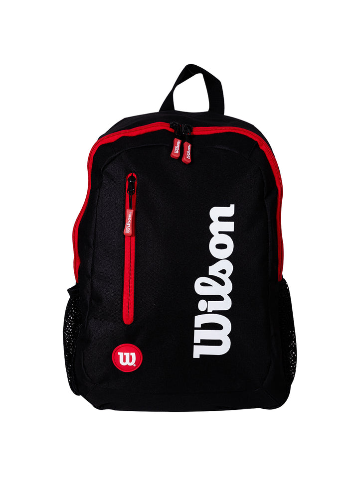 Mochila escolar Wilson color negro con detalles en rojo y logotipo blanco frontal.
