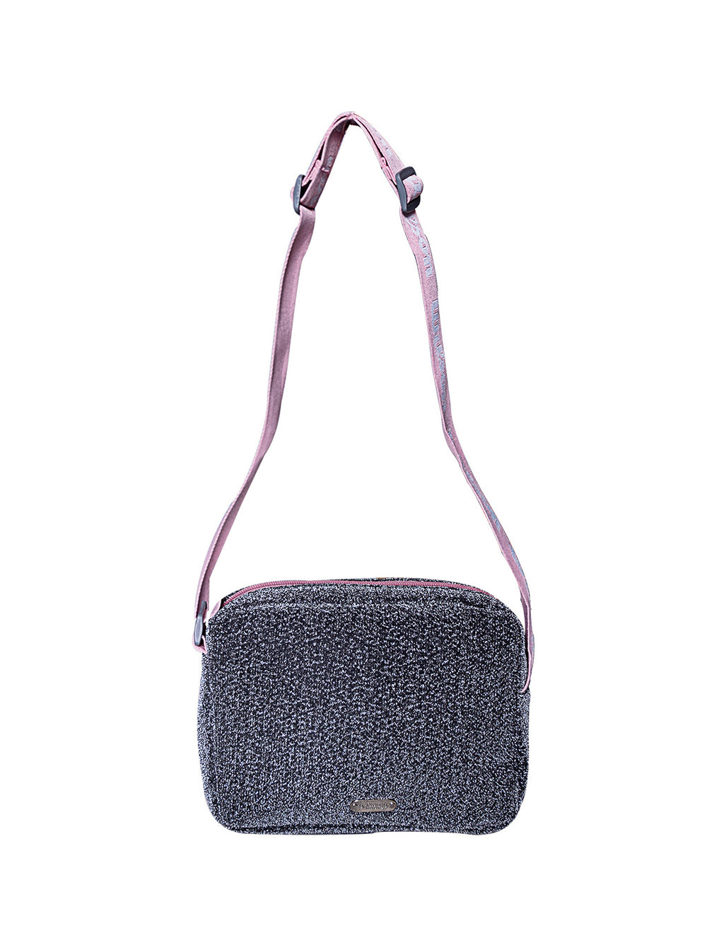 Bolsa deportiva Wilson color gris con correa y detalles en rosa.