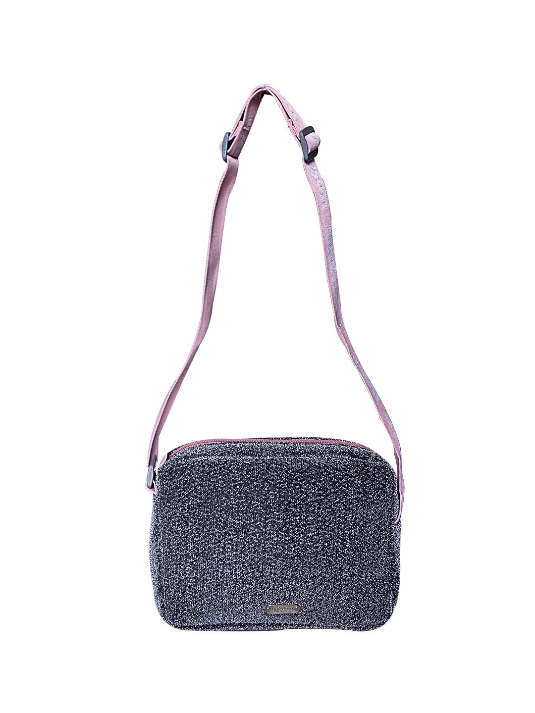 Bolsa deportiva Wilson color gris con correa y detalles en rosa.