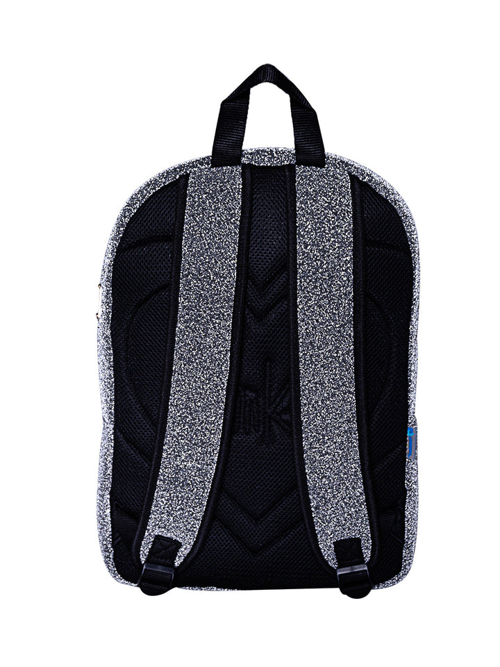 Mochila escolar color gris texturizado con detalles en rosa y asa superior negra.